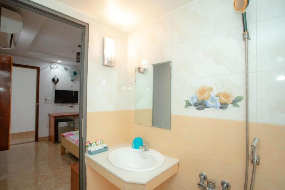 Quadruple Room | Bathroom | Shower, rainfall showerhead, free toiletries, hair dryer
