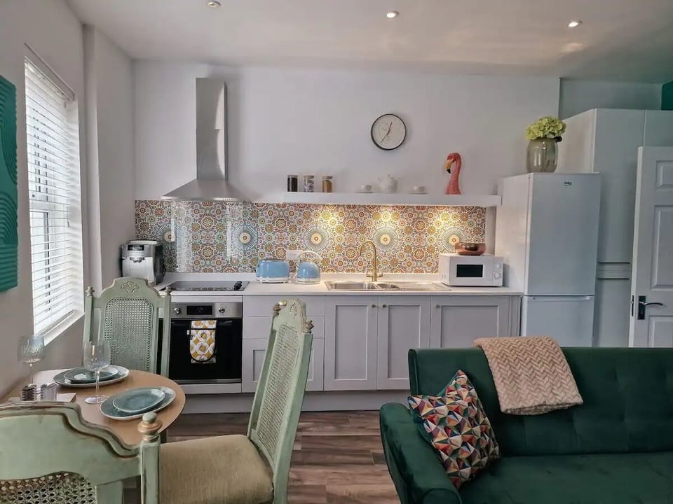 Apartment, City View | Private kitchen | Electric kettle, toaster