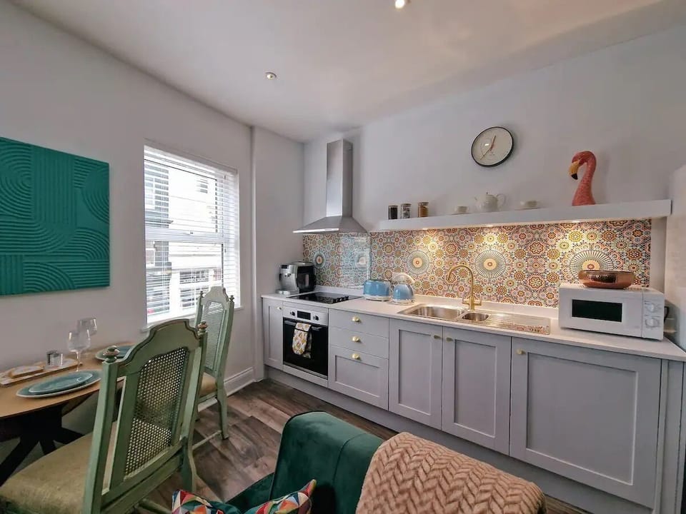 Apartment, City View | Private kitchen | Electric kettle, toaster