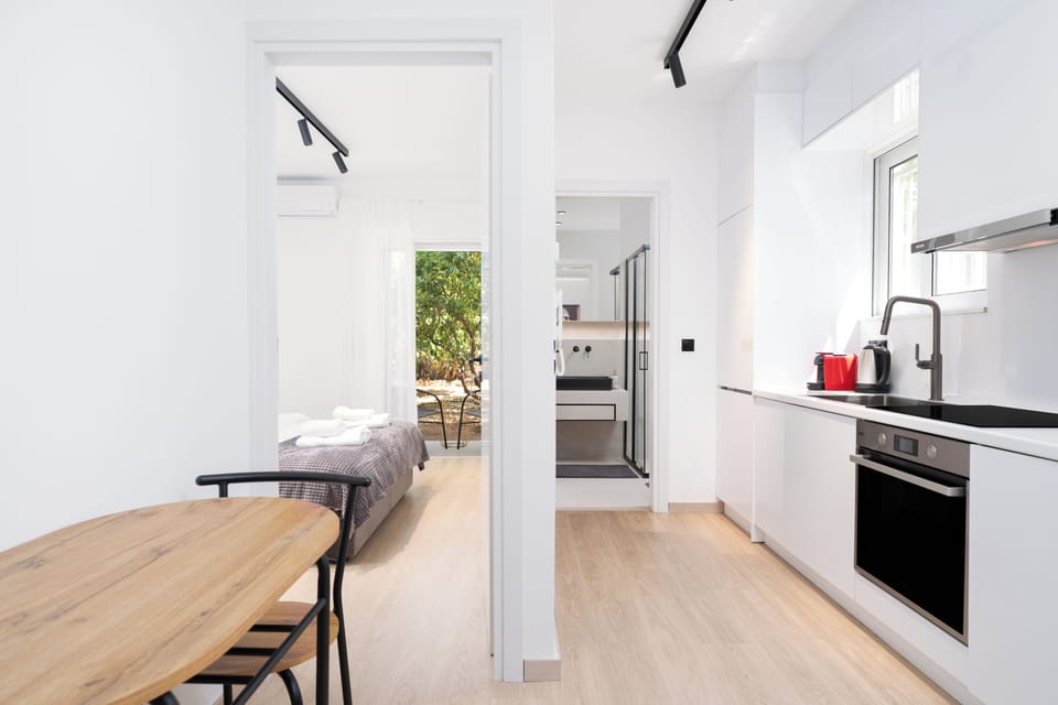 Deluxe Apartment, 1 Bedroom, Patio, Garden View | Dining room