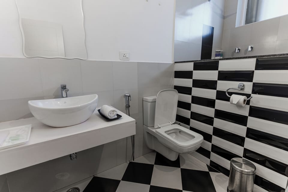 Deluxe Duplex, Balcony | Bathroom | Towels, soap, shampoo, toilet paper
