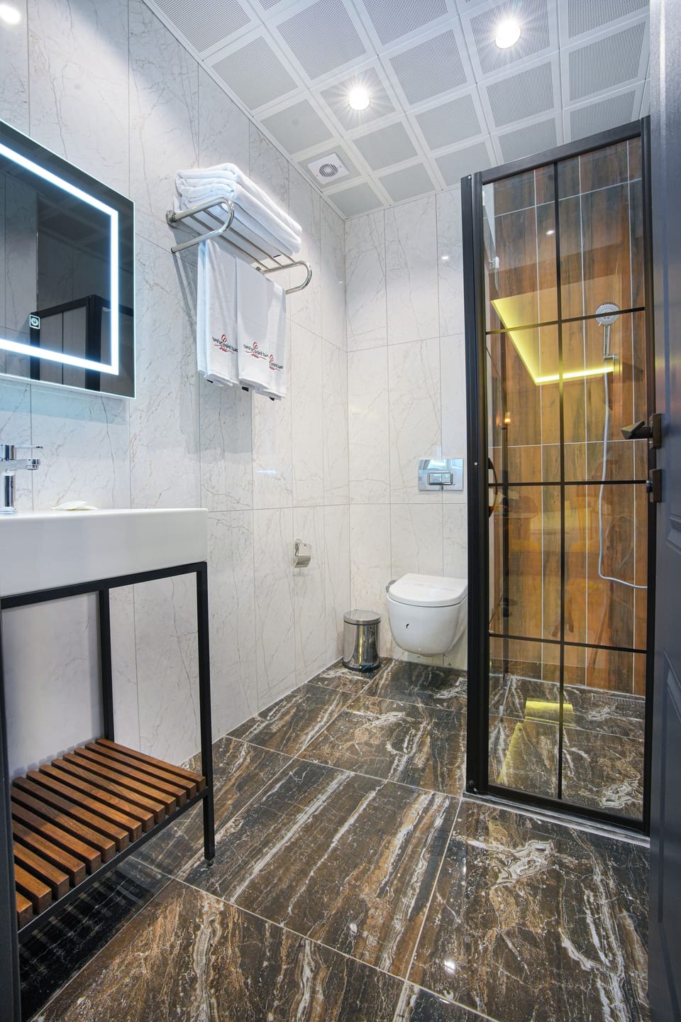 Superior Twin Room | Bathroom | Shower, hair dryer, slippers, towels