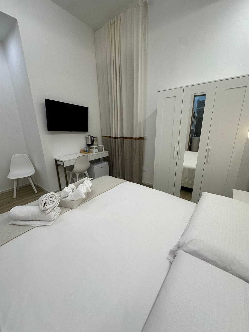 Superior Double or Twin Room, 1 Queen Bed, Non Smoking, Private Bathroom | In-room safe, desk, laptop workspace, soundproofing