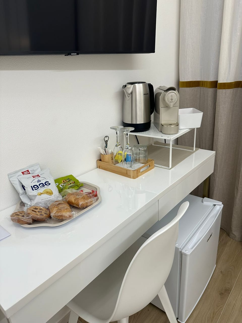 Superior Double or Twin Room, 1 Queen Bed, Non Smoking, Private Bathroom | In-room safe, desk, laptop workspace, soundproofing