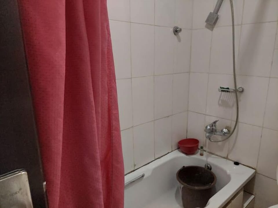 Deluxe Room, Balcony, City View | Bathroom | Free toiletries, towels, soap, shampoo