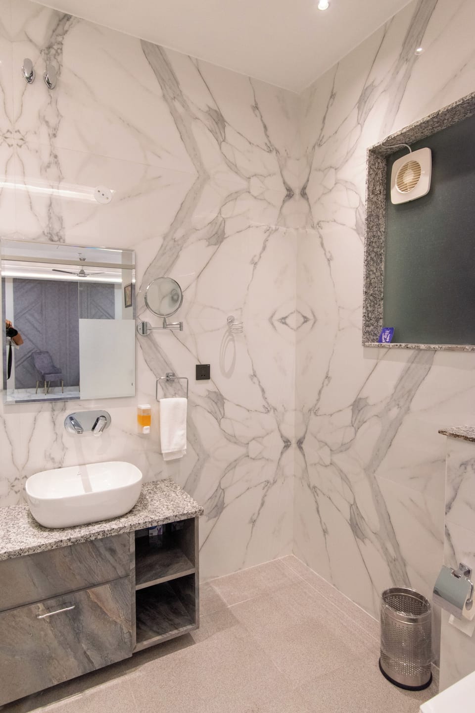 Shower, hair dryer, slippers, bidet