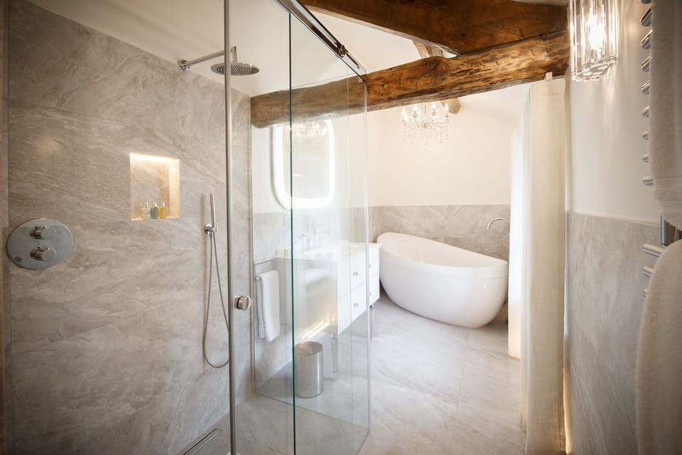 Deluxe Double Room, Courtyard View | Bathroom | Hair dryer, slippers, towels, soap