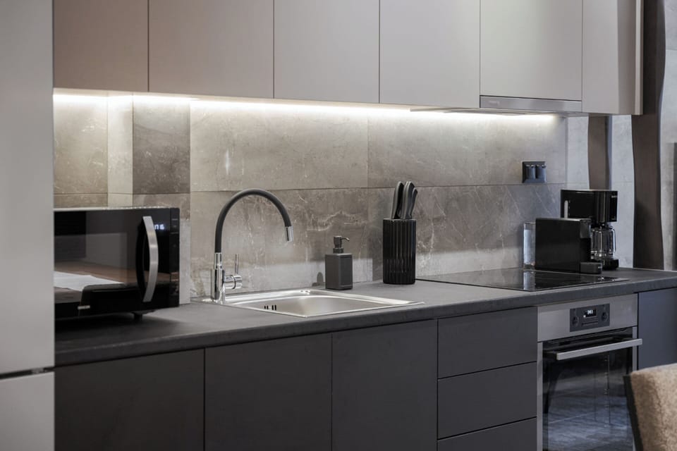 Apartment, 3 Bedrooms, Balcony, City View | Private kitchen | Fridge, microwave, oven, stovetop