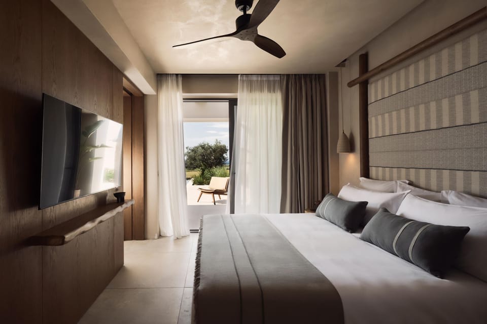 Signature Suite (Pool) | Minibar, desk, soundproofing, free WiFi