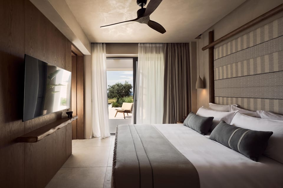 Signature Suite (Pool) | Minibar, desk, soundproofing, free WiFi