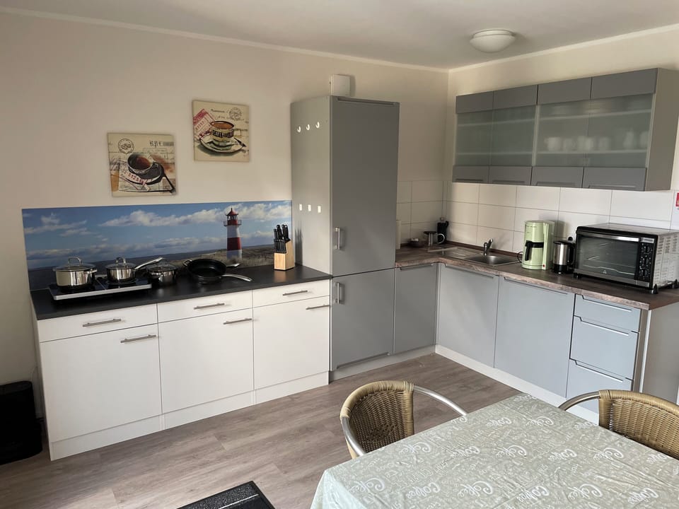 Full-size fridge, oven, stovetop, dishwasher