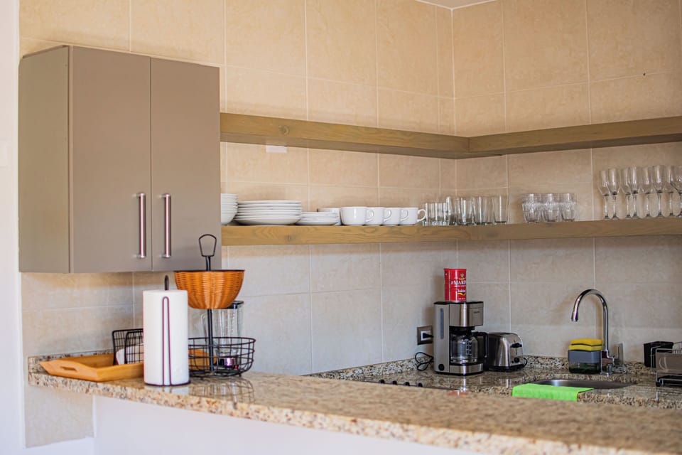 Deluxe Condo, Beachside | Private kitchen