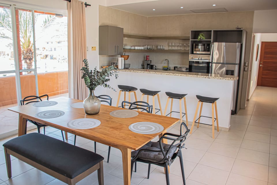 Deluxe Condo, Beachside | Private kitchen