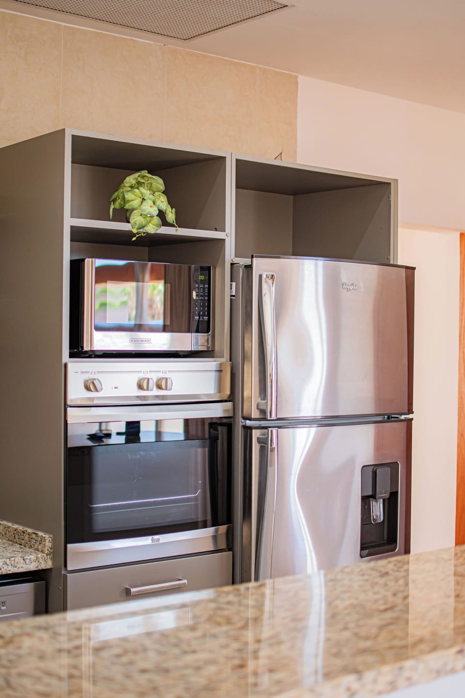 Deluxe Condo, Beachside | Private kitchen