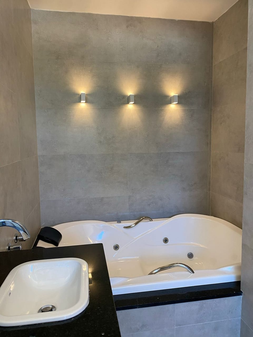 Duplo Superluxo com Varanda e Vista Mar | Bathroom | Towels, toilet paper