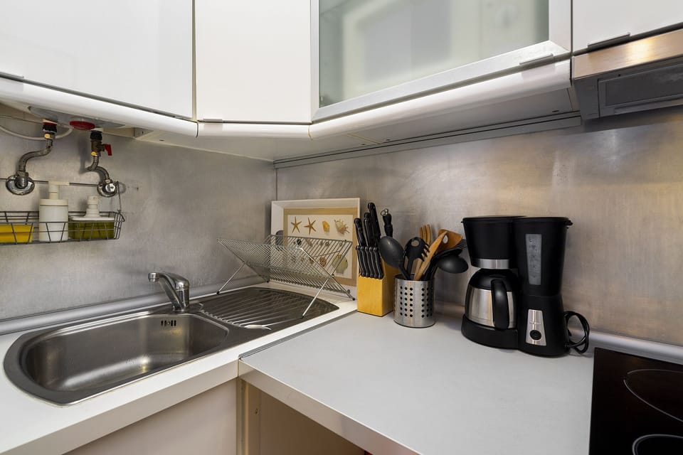 Apartment, 1 Bedroom | Private kitchenette | Electric kettle