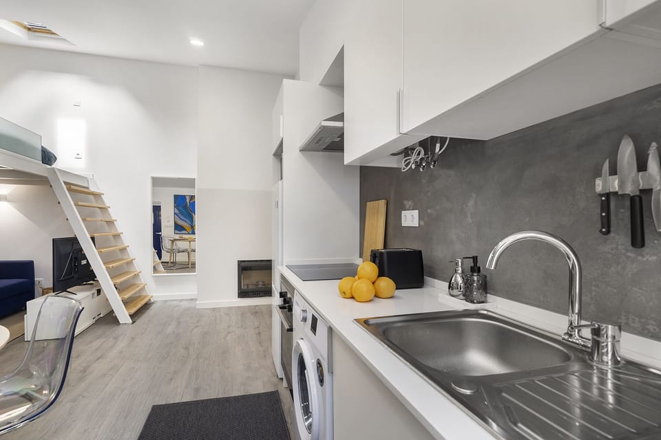 Studio | Private kitchenette | Electric kettle, toaster