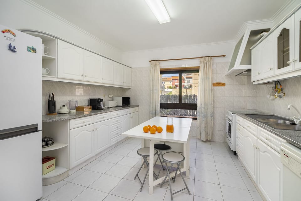 Apartment, 4 Bedrooms | Private kitchen | Electric kettle, toaster