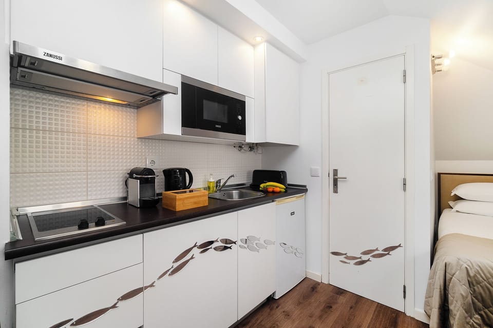 Studio | Private kitchenette | Electric kettle, toaster