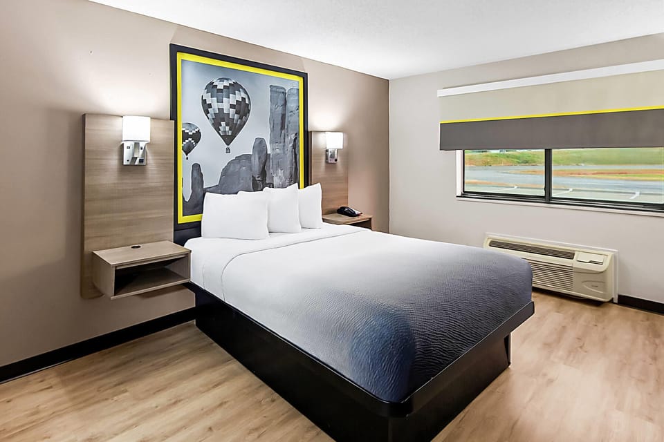 Room, 1 Queen Bed, Non Smoking | Desk, laptop workspace, blackout drapes, free WiFi