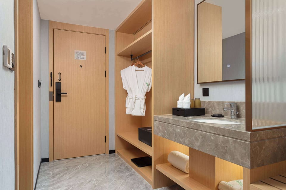 Minibar, blackout drapes, cribs (free), WiFi (free)