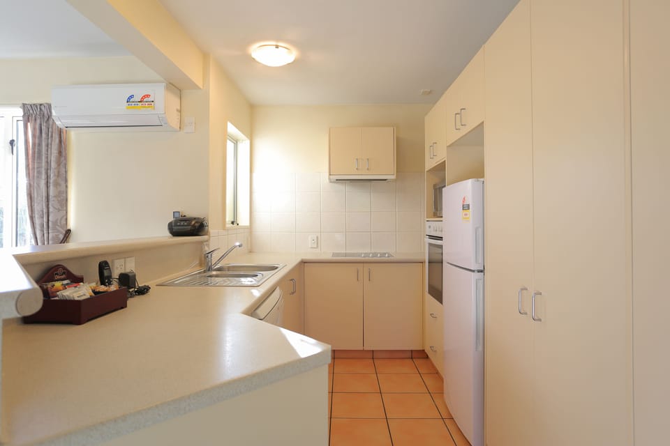 Deluxe Suite  Multiple Bedrooms  Non Smoking  Kitchen (Deluxe 3 Bedroom Unit) | Private kitchen | Coffee/tea maker, fridge, microwave, oven
