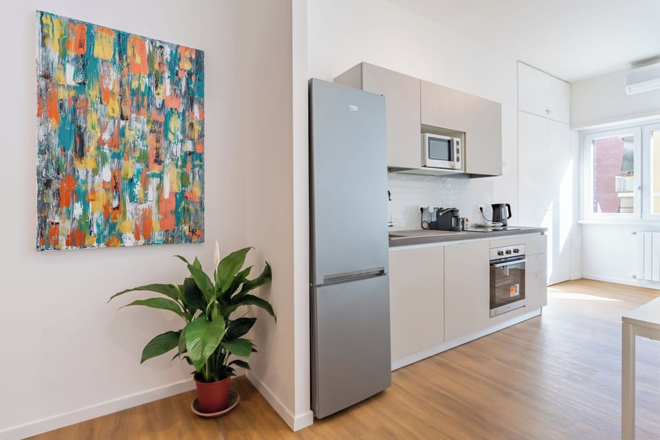 Full-size fridge, microwave, oven, stovetop