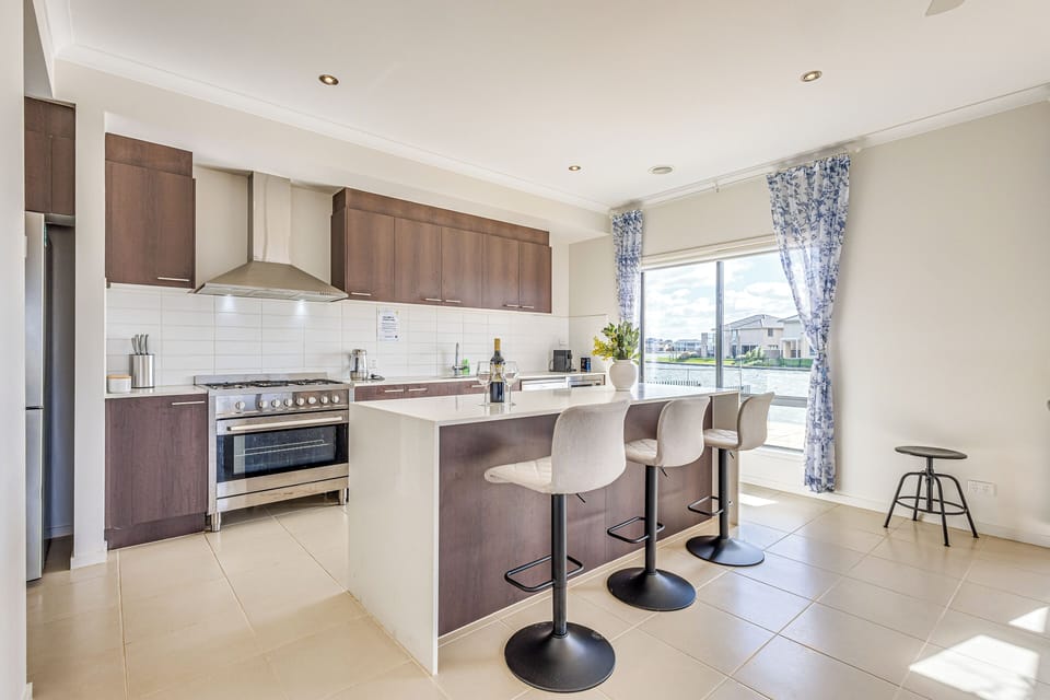 Deluxe House, Lake View | Private kitchen | Highchair