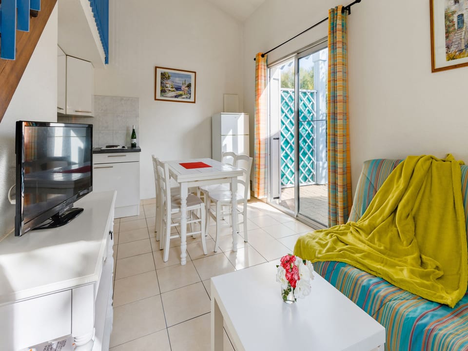 Maisonnette 6 Personne | Living room | 40-cm TV with cable channels