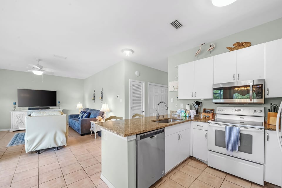 Deluxe Condo, 2 Bedrooms, Non Smoking, Balcony | Private kitchen | Fridge, microwave, oven, stovetop