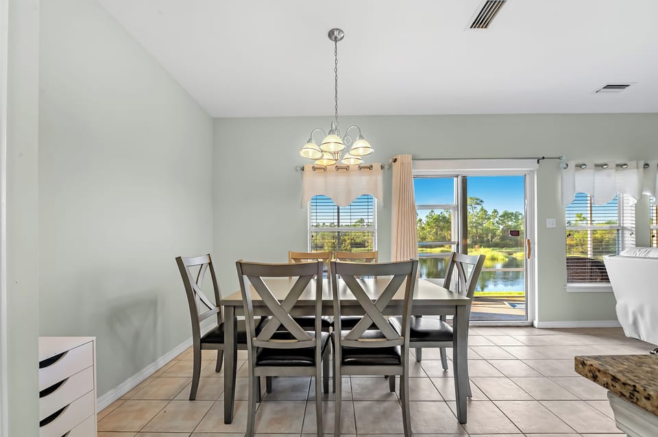 Deluxe Condo, 2 Bedrooms, Non Smoking, Balcony | In-room dining