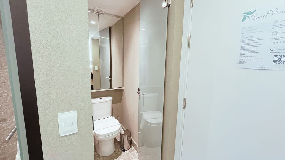 Deluxe Apartment | Bathroom | Free toiletries, hair dryer, towels, soap