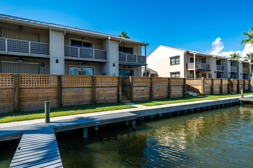 Condo (2 Bedrooms) | Property amenity