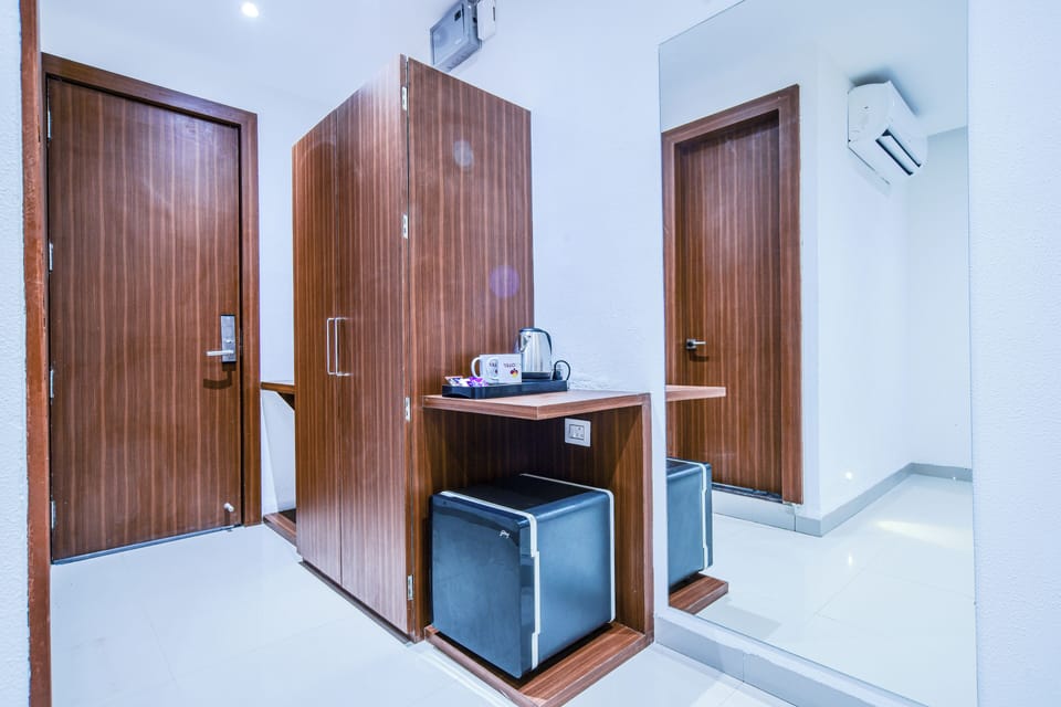 Premium Room, 1 King Bed | Desk, laptop workspace, iron/ironing board, WiFi (free)