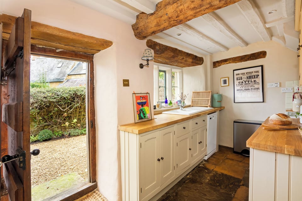 House, Patio | Private kitchen | Electric kettle, toaster