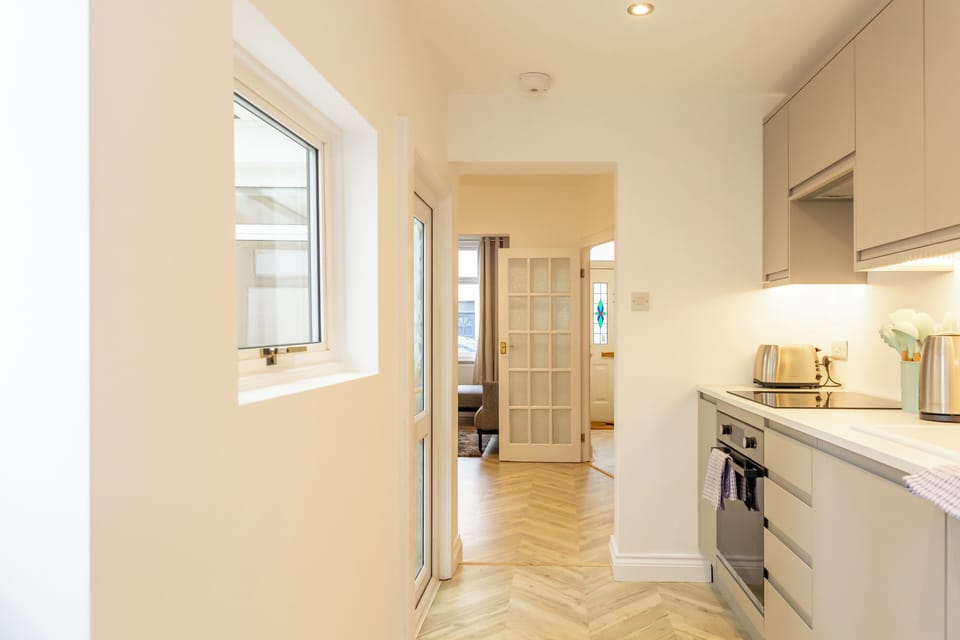 House, Patio, City View | Private kitchen | Electric kettle, toaster