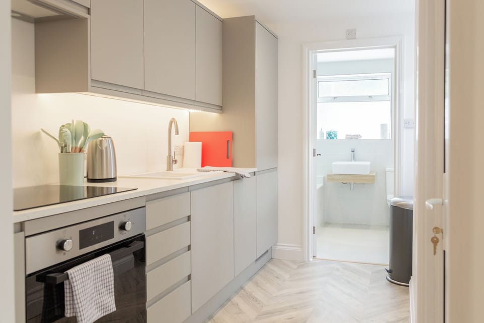 House, Patio, City View | Private kitchen | Electric kettle, toaster