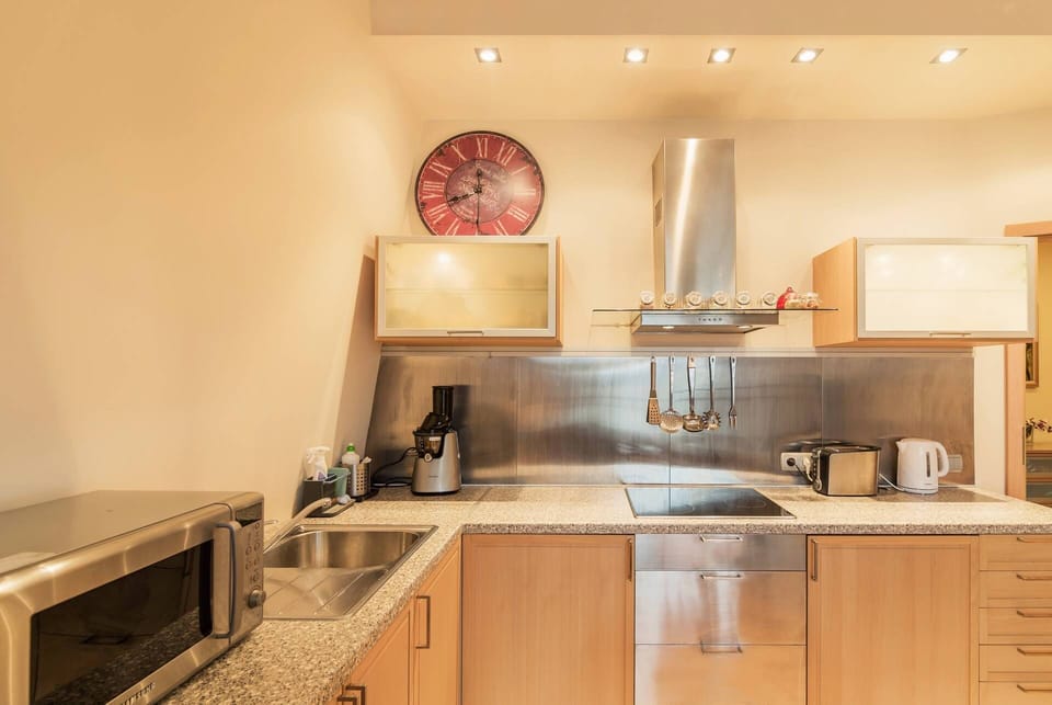 Comfort Apartment | Private kitchen | Electric kettle, toaster