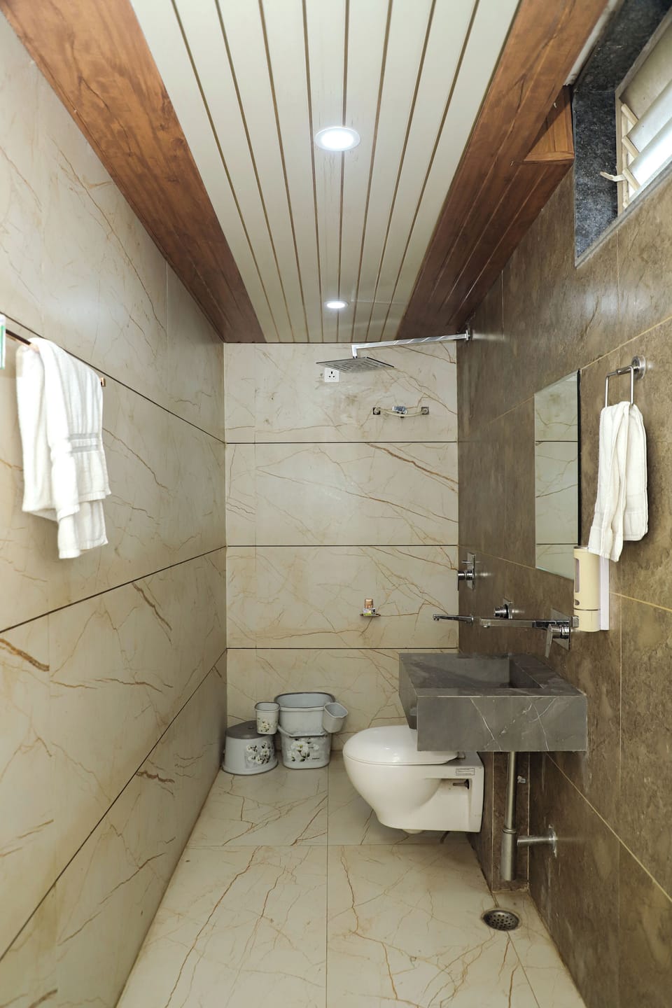 Economy Room, Garden View | Bathroom | Shower, slippers, bidet, towels