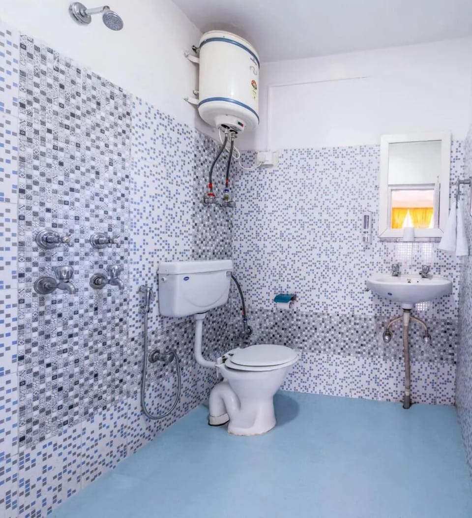 Deluxe Suite, Balcony, Mountain View | Bathroom | Free toiletries, hair dryer, towels, soap