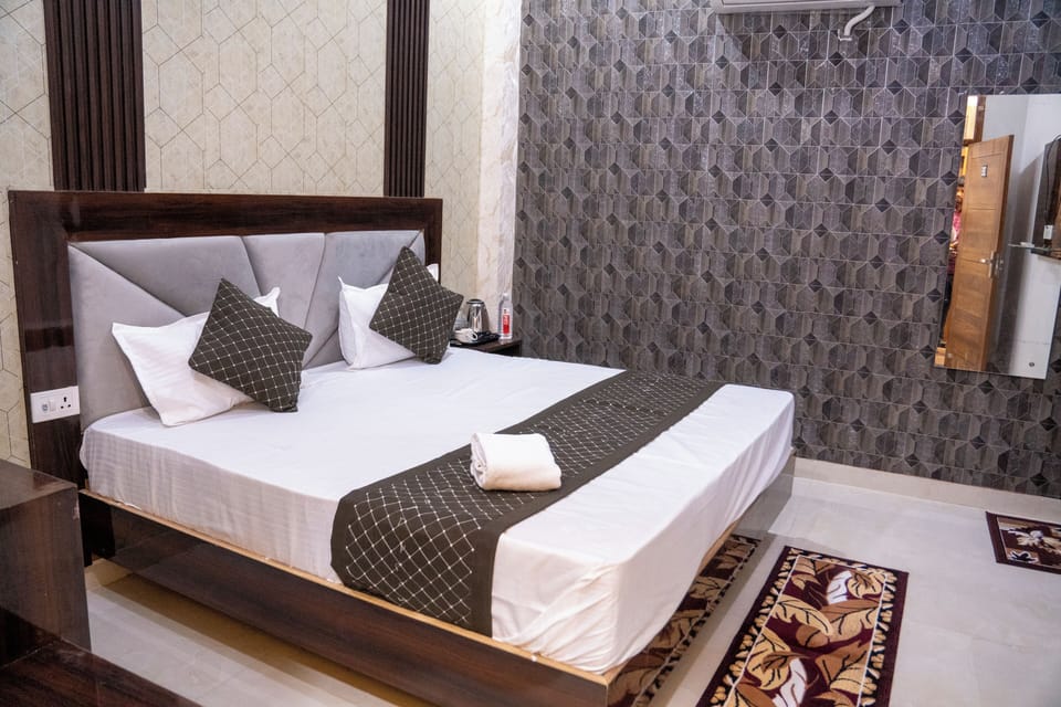 Deluxe Double Room | In-room safe, desk, laptop workspace, iron/ironing board