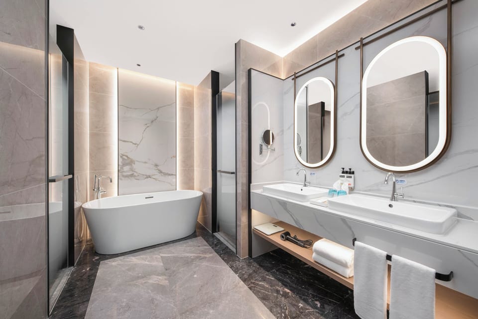 1 Bedroom Suite | Bathroom | Shower, free toiletries, hair dryer, slippers
