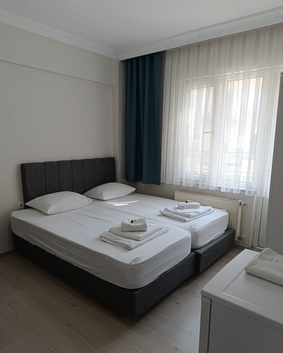 Family Room | Desk, free WiFi