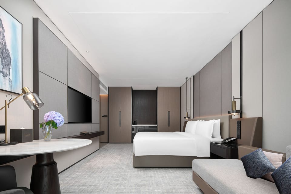 Deluxe Room, 1 King Bed | Soundproofing, WiFi (free)