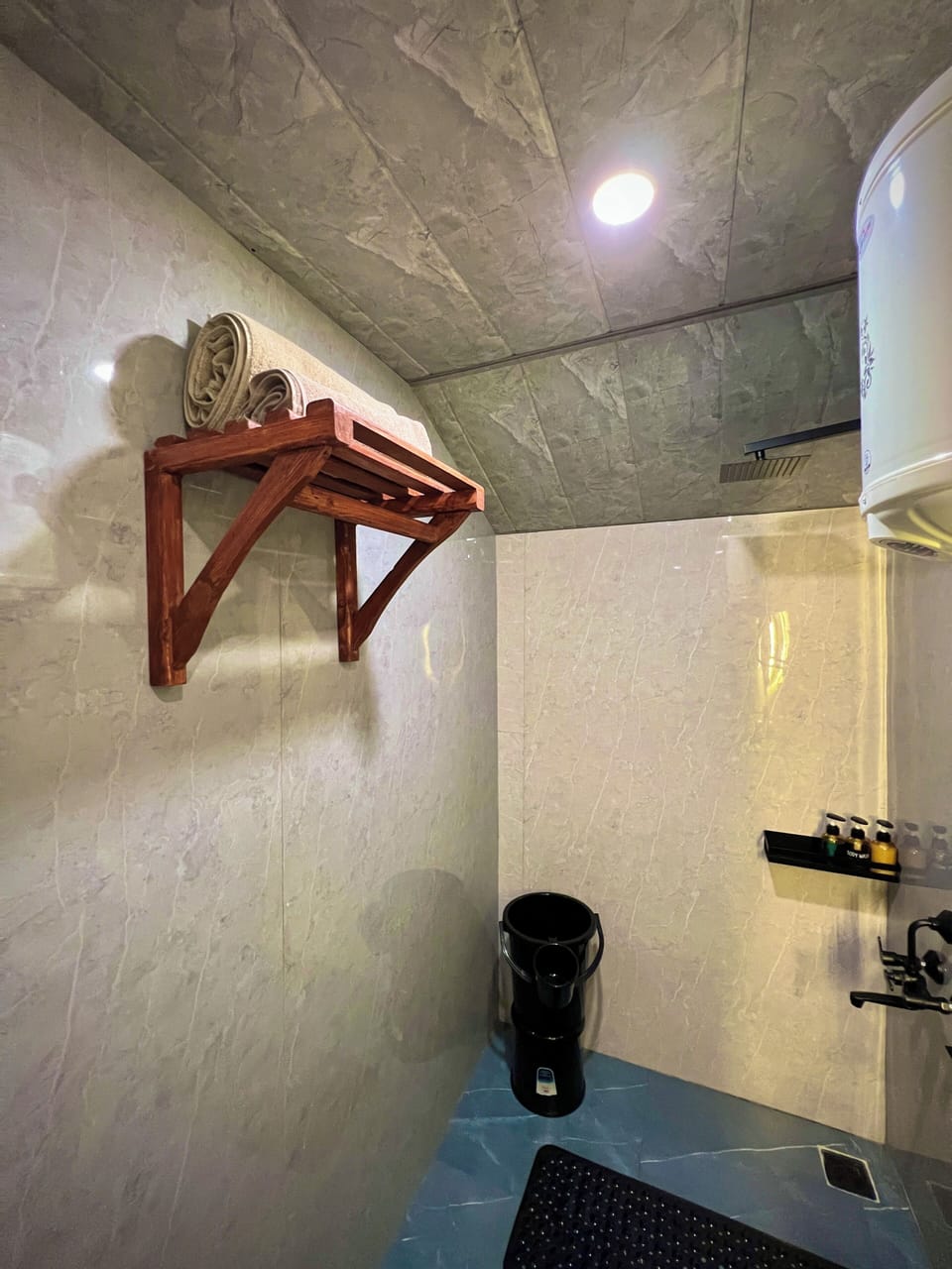 Shower, hair dryer, bathrobes, slippers