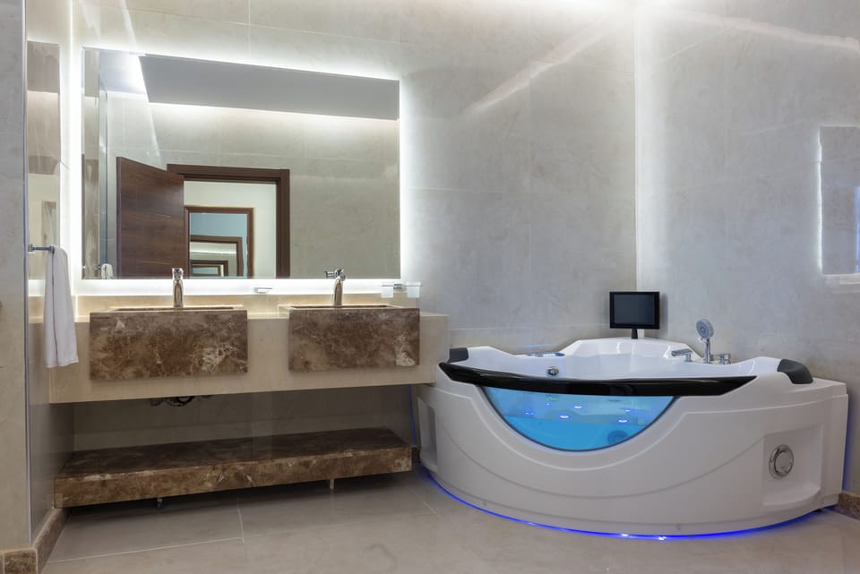 Royal Suite | Bathroom | Separate tub and shower, free toiletries, hair dryer, slippers