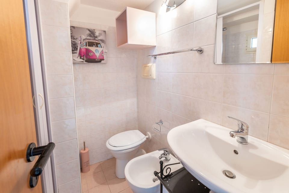 Bidet, towels