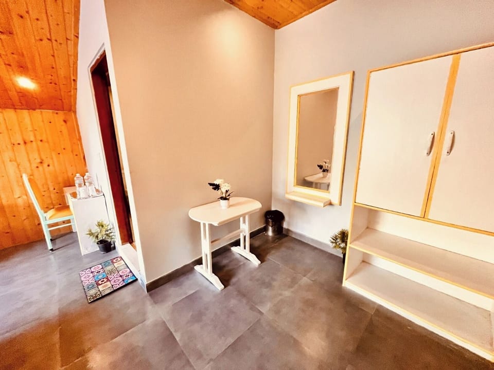 Deluxe Room, Mountain View | Free WiFi, bed sheets