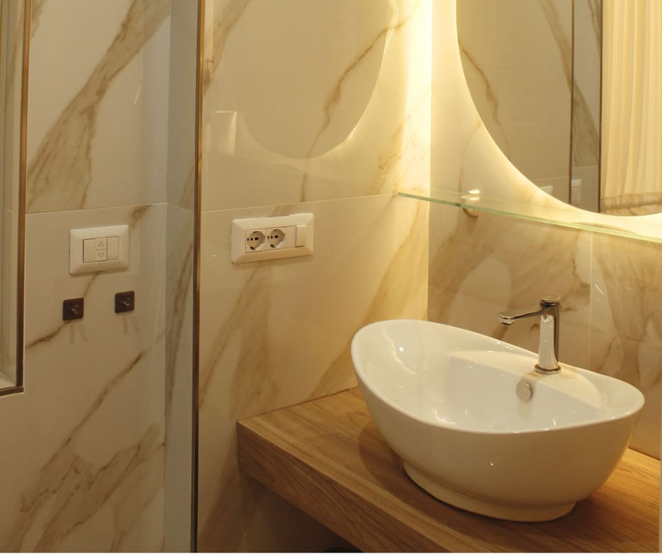 Standard Double Room, Balcony | Bathroom | Shower, free toiletries, hair dryer, bidet