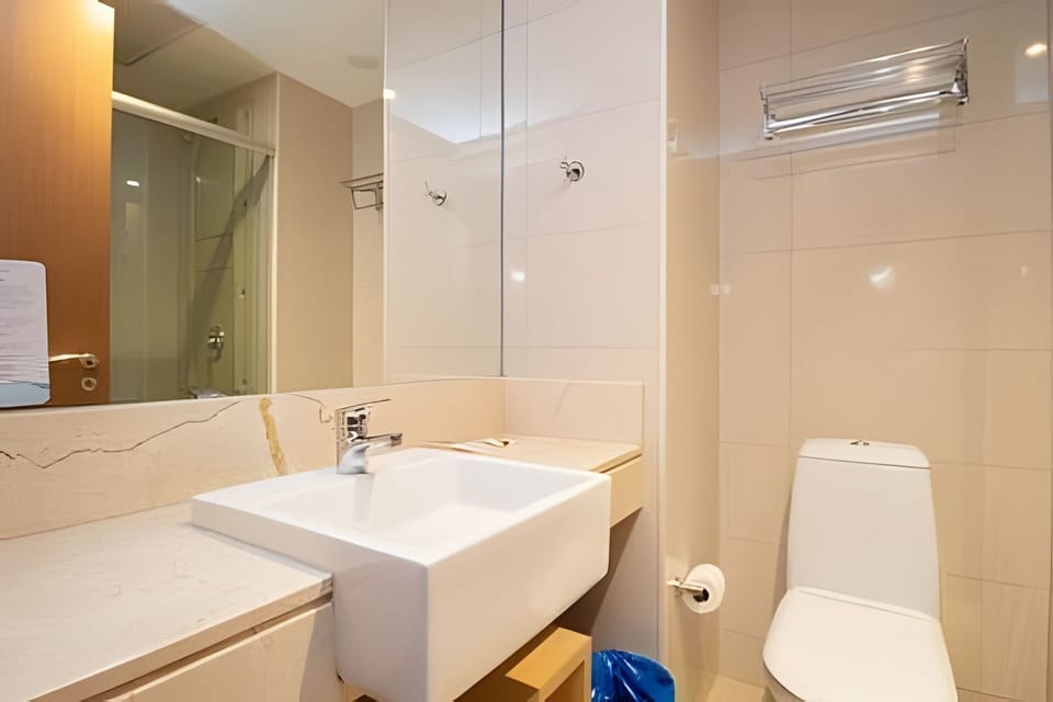 Basic Apartment | Bathroom | Shower, rainfall showerhead